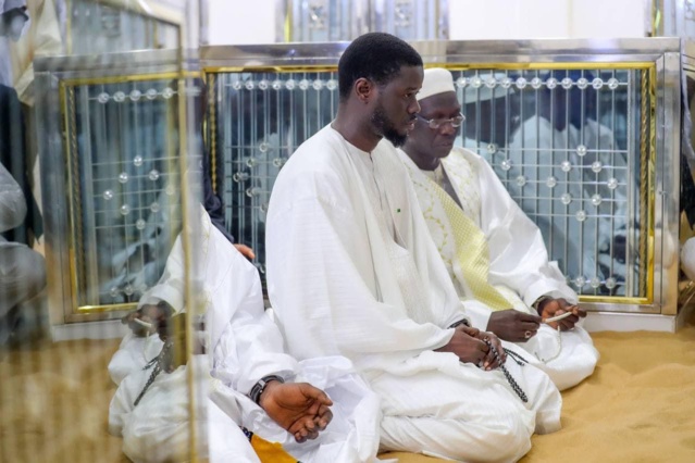 Revivez en images le "ziar" du chef de l'Etat, Bassirou Diomaye Faye, auprès de la communauté layenne ! Revivez en images le "ziar" du chef de l'Etat, Bassirou Diomaye Faye, auprès de la communauté layenne !