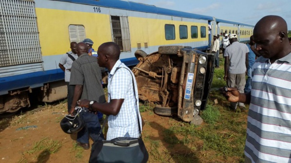 Le chauffeur de clando défie le train : 5 personnes dans le coma Le chauffeur de clando défie le train : 5 personnes dans le coma