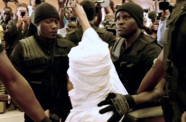 Et Habré de provoquer l'interruption de son procès! Et Habré de provoquer l'interruption de son procès!