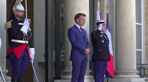 Cazeneuve, Xavier Bertrand...Macron lance sa journée de consultations pour Matignon Cazeneuve, Xavier Bertrand...Macron lance sa journée de consultations pour Matignon