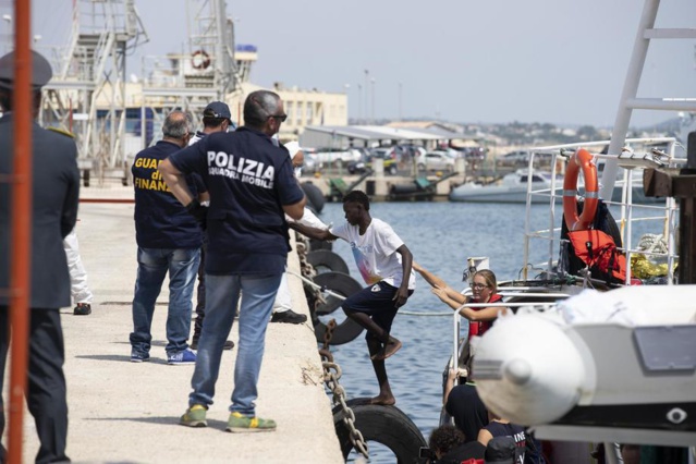 Italie: au moins 20 migrants disparus dans un naufrage en Méditerranée Italie: au moins 20 migrants disparus dans un naufrage en Méditerranée