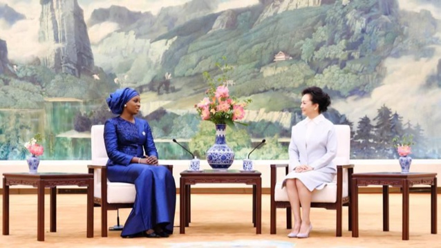 L'épouse du président chinois Xi Jinping s’est entretenue avec celle du chef de l'Etat Sénégalais L'épouse du président chinois Xi Jinping s’est entretenue avec celle du chef de l'Etat Sénégalais
