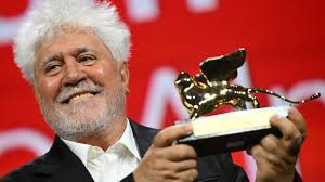 Pedro Almodovar obtient le Lion d'or à Venise pour un film sur le suicide assisté Pedro Almodovar obtient le Lion d'or à Venise pour un film sur le suicide assisté