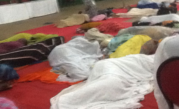 Comment les pèlerins passent la nuit au hangar de l’aéroport Léopold Sédar Senghor de Dakar Comment les pèlerins passent la nuit au hangar de l’aéroport Léopold Sédar Senghor de Dakar