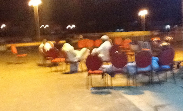 Comment les pèlerins passent la nuit au hangar de l’aéroport Léopold Sédar Senghor de Dakar Comment les pèlerins passent la nuit au hangar de l’aéroport Léopold Sédar Senghor de Dakar