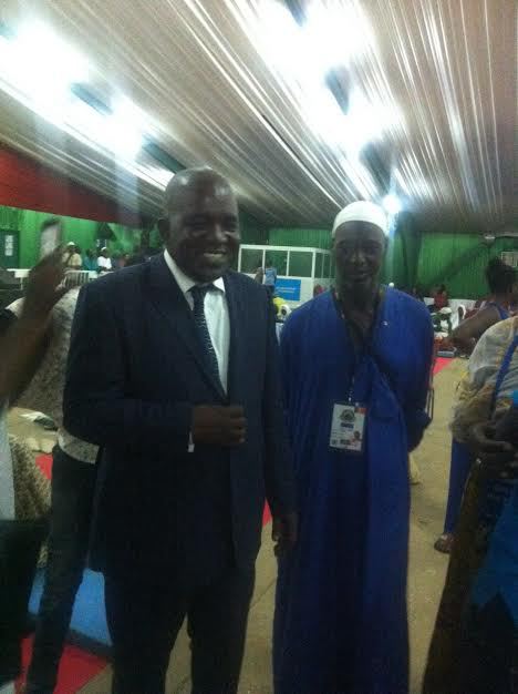 Rendant visite aux pélerins laissés en rade , Oumar Sarr du Pds porté en triomphe Rendant visite aux pélerins laissés en rade , Oumar Sarr du Pds porté en triomphe