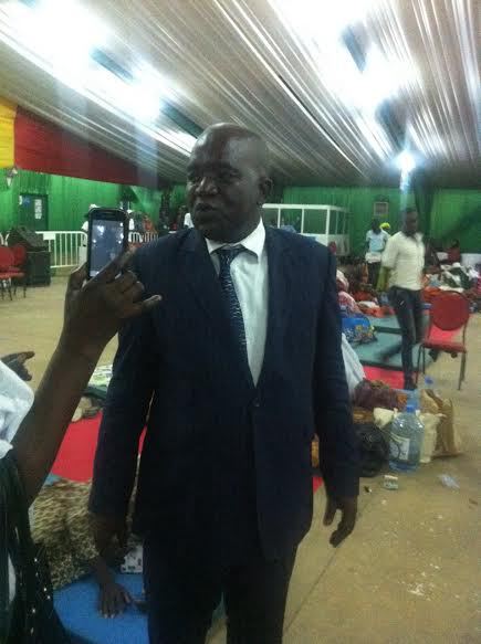 Rendant visite aux pélerins laissés en rade , Oumar Sarr du Pds porté en triomphe Rendant visite aux pélerins laissés en rade , Oumar Sarr du Pds porté en triomphe