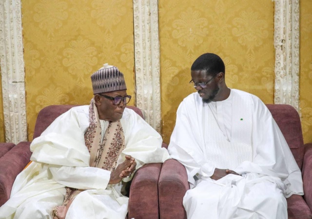 Après Médina Baye, le président Diomaye s'est rendu chez le khalif de Léona Niassène Après Médina Baye, le président Diomaye s'est rendu chez le khalif de Léona Niassène
