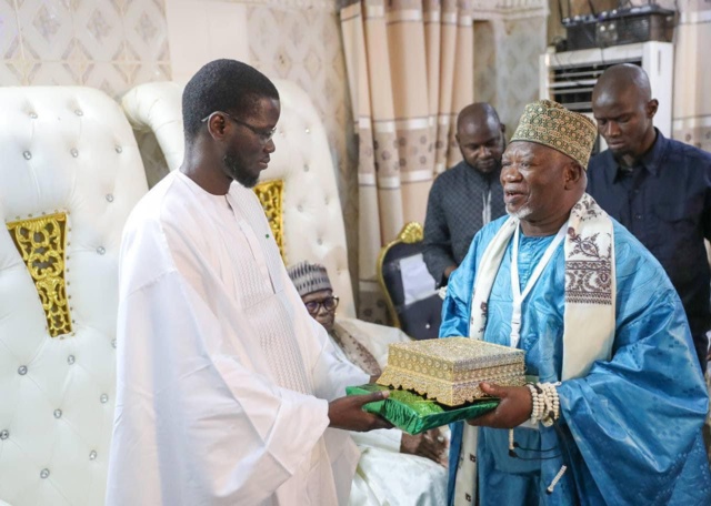 Après Médina Baye, le président Diomaye s'est rendu chez le khalif de Léona Niassène Après Médina Baye, le président Diomaye s'est rendu chez le khalif de Léona Niassène