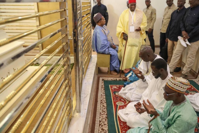 Après Médina Baye, le président Diomaye s'est rendu chez le khalif de Léona Niassène Après Médina Baye, le président Diomaye s'est rendu chez le khalif de Léona Niassène