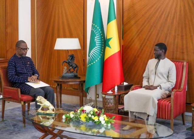 Le chef de l'Etat a reçu le ministre de l'Administration Territoriale et de la Mobilité du Burkina Faso Le chef de l'Etat a reçu le ministre de l'Administration Territoriale et de la Mobilité du Burkina Faso