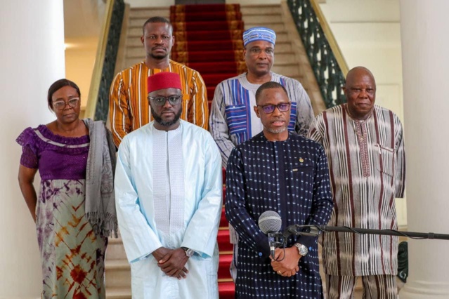 Le chef de l'Etat a reçu le ministre de l'Administration Territoriale et de la Mobilité du Burkina Faso Le chef de l'Etat a reçu le ministre de l'Administration Territoriale et de la Mobilité du Burkina Faso