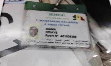 Des badges et images de Sénégalais décédés lors de la bousculade à Mouna
