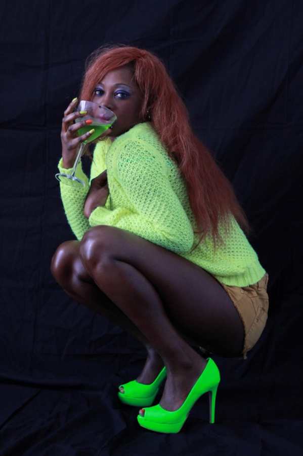 Encore la choriste Mame Diarra avec son joint et ses photos...