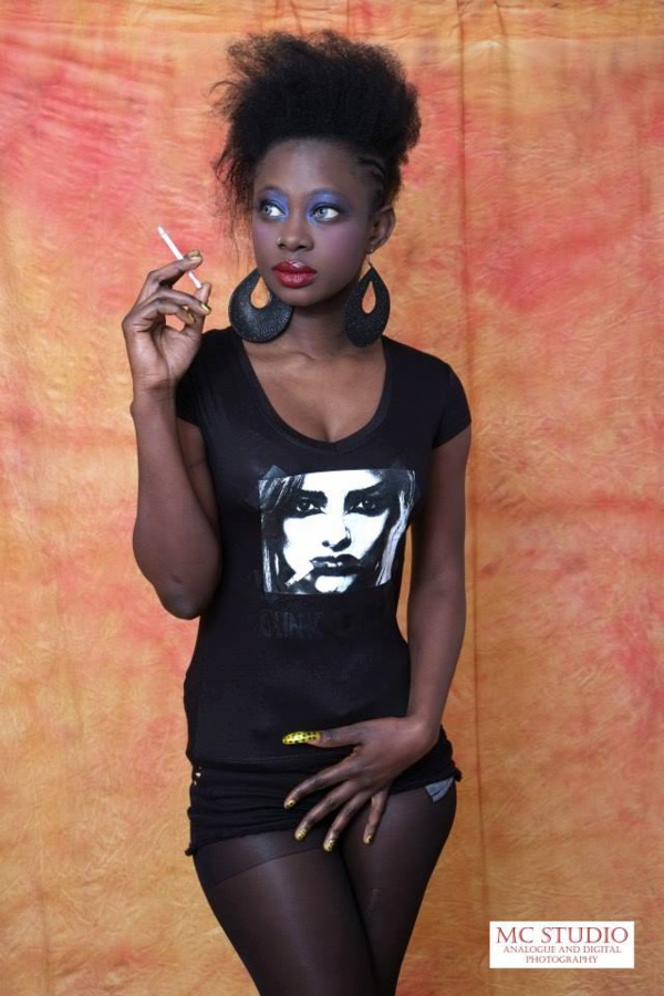 Encore la choriste Mame Diarra avec son joint et ses photos...
