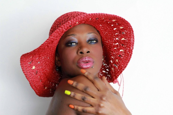 Encore la choriste Mame Diarra avec son joint et ses photos...