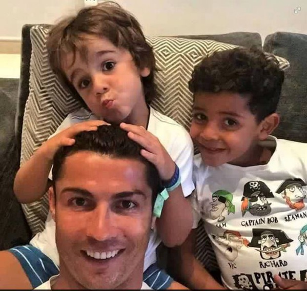 Ronaldo avec son propre enfant, avec à ses côtés, l'enfant syrien qu'il a accueilli chez lui