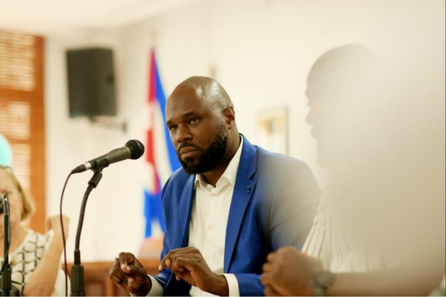 Le néo-panafricaniste béninois Kemi Seba interpellé à Paris Le néo-panafricaniste béninois Kemi Seba interpellé à Paris