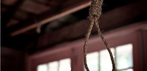 Drame à Diana Malary (Sédhiou) : Un professeur de mathématiques du lycée s'est donné la mort par pendaison... Drame à Diana Malary (Sédhiou) : Un professeur de mathématiques du lycée s'est donné la mort par pendaison...