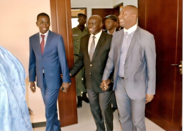 Inauguration Siège Port Autonome de Dakar à Bamako Sous la Présidence du Ministre Malien des Transports (Boubou Bleu, Bonnet Blanc)