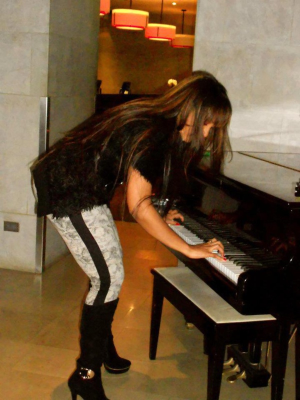 Viviane toujours sexy adore prendre du café au "Piazza" Viviane toujours sexy adore prendre du café au "Piazza"