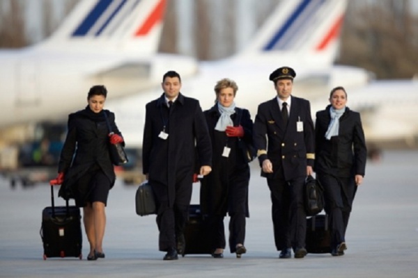 Air France: cinq salariés de la compagnie aérienne en garde à vue Air France: cinq salariés de la compagnie aérienne en garde à vue