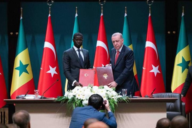 Le Pr Diomaye Faye et son homologue Erdoğan ont signé un protocole d’accord de haut niveau entre le Sénégal et la Türkiye passant de 500 millions à 1 milliard de dollars Le Pr Diomaye Faye et son homologue Erdoğan ont signé un protocole d’accord de haut niveau entre le Sénégal et la Türkiye passant de 500 millions à 1 milliard de dollars