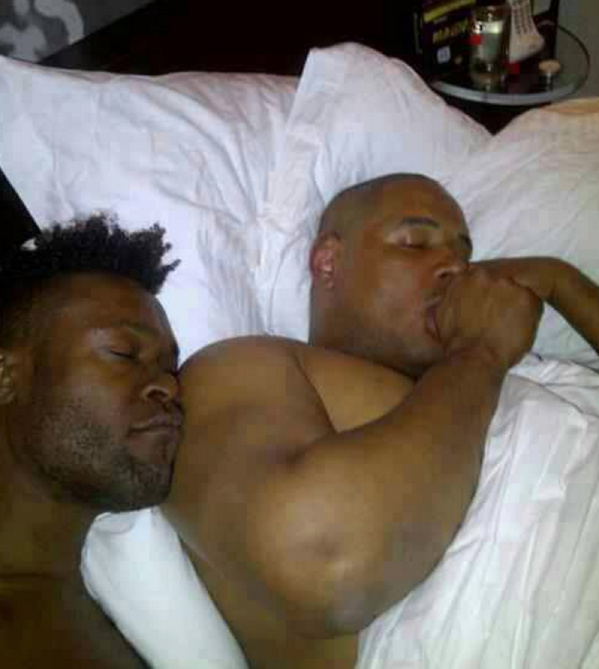 Mais à qui ressemble le mec de teint clair sur cette photo? Mais à qui ressemble le mec de teint clair sur cette photo?