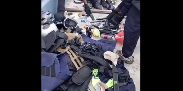 Saisie de plusieurs armes de tout genre qui auraient appartenu aux gardes de Barthélémy Dias (Vidéo) Saisie de plusieurs armes de tout genre qui auraient appartenu aux gardes de Barthélémy Dias (Vidéo)