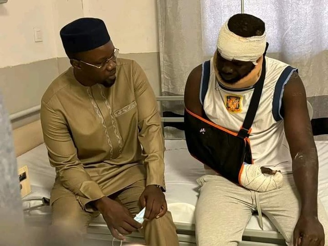 Ousmane Sonko à Touba pour présenter ses condoléances et... Ousmane Sonko à Touba pour présenter ses condoléances et...