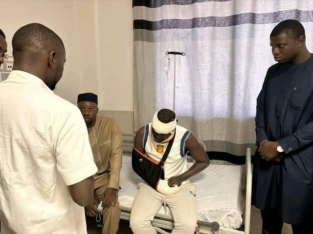 Ousmane Sonko à Touba pour présenter ses condoléances et... Ousmane Sonko à Touba pour présenter ses condoléances et...