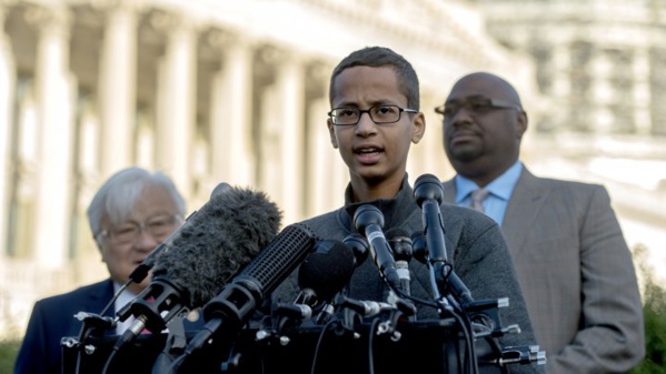 Ahmed, soupçonné de terrorisme à cause d'une horloge, va étudier au Qatar Ahmed, soupçonné de terrorisme à cause d'une horloge, va étudier au Qatar