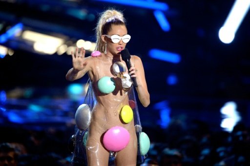 Miley Cyrus promet un concert en nu intégral, public compris