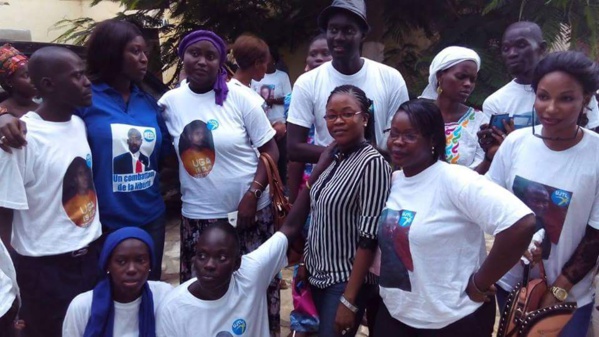Marie Sow Ndiaye en haut à rayures , portant la monture
