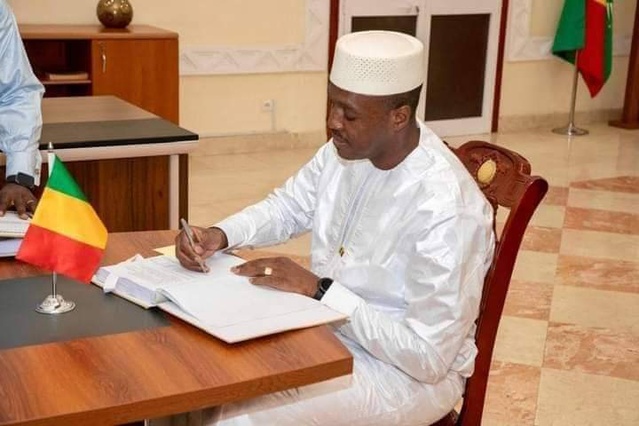 PASSATION DE SERVICE ENTRE LE PREMIER MINISTRE SORTANT, CHOGUEL KOKALLA MAÏGA, ET LE NOUVEAU PREMIER MINISTRE, LE GÉNÉRAL DE DIVISION ABDOULAYE MAÏGA PASSATION DE SERVICE ENTRE LE PREMIER MINISTRE SORTANT, CHOGUEL KOKALLA MAÏGA, ET LE NOUVEAU PREMIER MINISTRE, LE GÉNÉRAL DE DIVISION ABDOULAYE MAÏGA