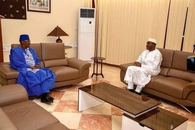 PASSATION DE SERVICE ENTRE LE PREMIER MINISTRE SORTANT, CHOGUEL KOKALLA MAÏGA, ET LE NOUVEAU PREMIER MINISTRE, LE GÉNÉRAL DE DIVISION ABDOULAYE MAÏGA PASSATION DE SERVICE ENTRE LE PREMIER MINISTRE SORTANT, CHOGUEL KOKALLA MAÏGA, ET LE NOUVEAU PREMIER MINISTRE, LE GÉNÉRAL DE DIVISION ABDOULAYE MAÏGA