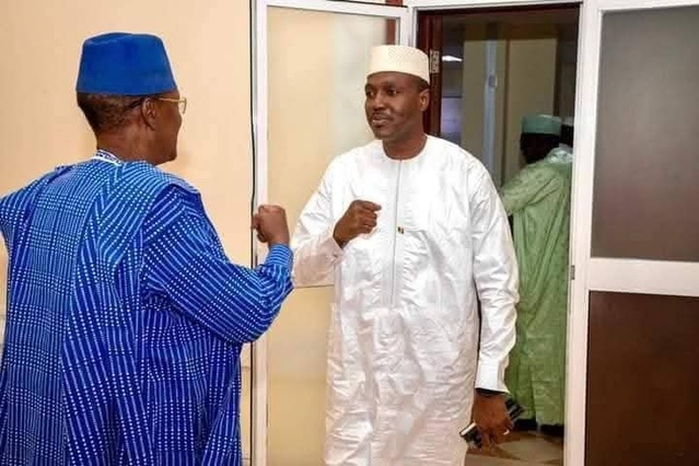 PASSATION DE SERVICE ENTRE LE PREMIER MINISTRE SORTANT, CHOGUEL KOKALLA MAÏGA, ET LE NOUVEAU PREMIER MINISTRE, LE GÉNÉRAL DE DIVISION ABDOULAYE MAÏGA PASSATION DE SERVICE ENTRE LE PREMIER MINISTRE SORTANT, CHOGUEL KOKALLA MAÏGA, ET LE NOUVEAU PREMIER MINISTRE, LE GÉNÉRAL DE DIVISION ABDOULAYE MAÏGA