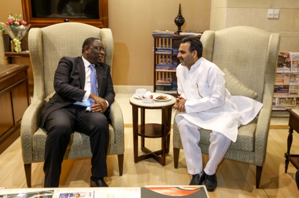 Le Président Macky Sall s'entretenant avec le ministre indien de l'Agriculture venu l'accueillir à l'aéroport. Le Président Macky Sall s'entretenant avec le ministre indien de l'Agriculture venu l'accueillir à l'aéroport.