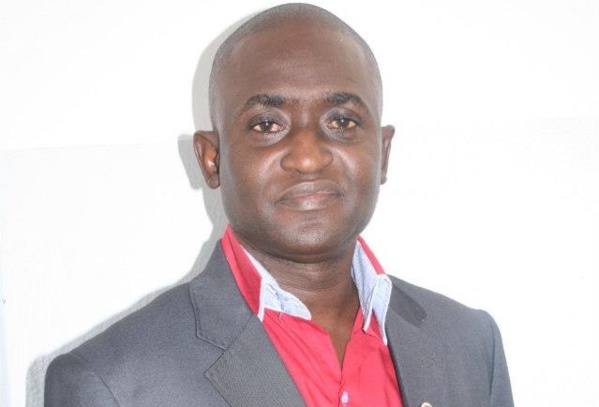 Après la prison, le politicien parade à Paris avec sa 3e Après la prison, le politicien parade à Paris avec sa 3e