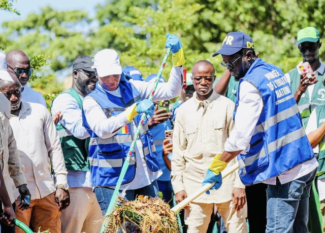 ENGAGEMENT CITOYEN | LE CHEF DE L’ÉTAT HONORE « 10 JAMBAAR » DES JOURNÉES « SETAL SUNU REEW » ENGAGEMENT CITOYEN | LE CHEF DE L’ÉTAT HONORE « 10 JAMBAAR » DES JOURNÉES « SETAL SUNU REEW »
