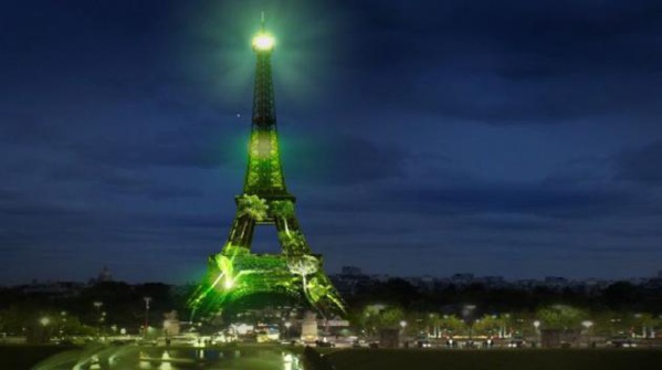 La tour Eiffel se met au vert La tour Eiffel se met au vert