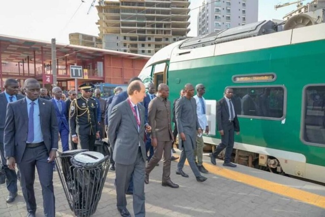 En visite au Sénégal: Le président Gabonais Brice O. NGUEMA explore le TER et Diamniadio En visite au Sénégal: Le président Gabonais Brice O. NGUEMA explore le TER et Diamniadio