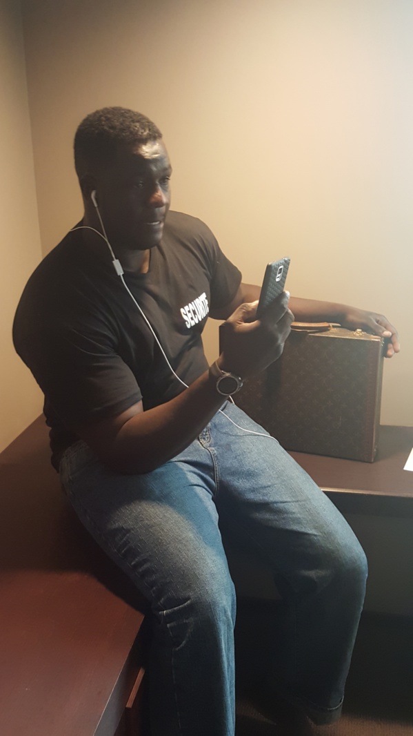 Arrêt sur image ! Que pouvait contenir cette mallette jalousement gardé par Bouba, un des gardes du corps de Cheikh Amar? Arrêt sur image ! Que pouvait contenir cette mallette jalousement gardé par Bouba, un des gardes du corps de Cheikh Amar?