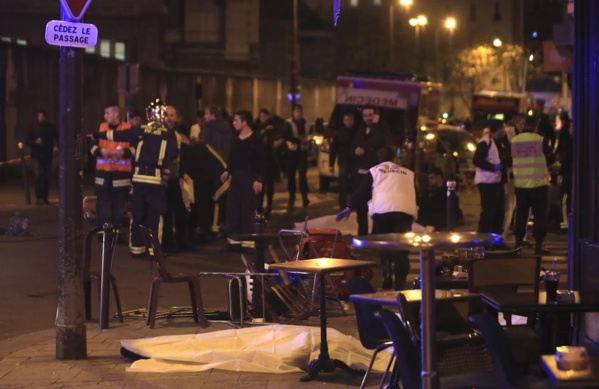 Les fusillades et explosions à Paris ce soir ont fait au moins 30 morts