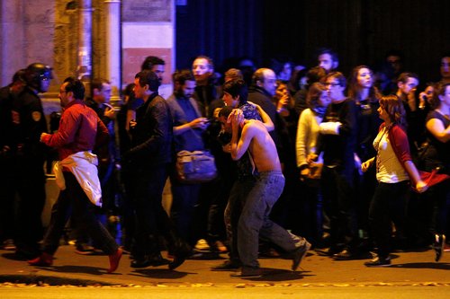 Attaques à Paris: "Comme en temps de guerre" raconte une Niçoise présente à côté du Bataclan
