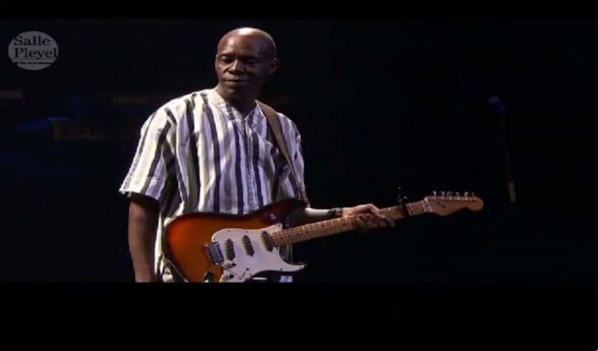 "Jimmy" Mbaye, ex soliste du Super Etoile veut-il rejoindre Waly Seck?  Comme pour lui rappeler son "ami" Youssou Ndour, le fils de Ballago reprend en "live" le fameux... "Birima"