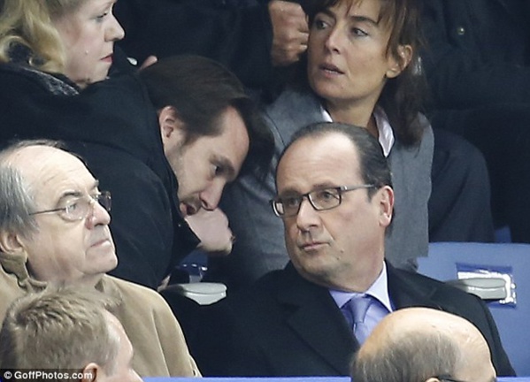Exclusif Dakarposte!  Le film des moments où le Président Hollande est informé des attaques terroristes sur Paris