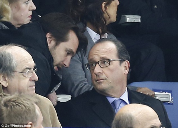 Exclusif Dakarposte!  Le film des moments où le Président Hollande est informé des attaques terroristes sur Paris
