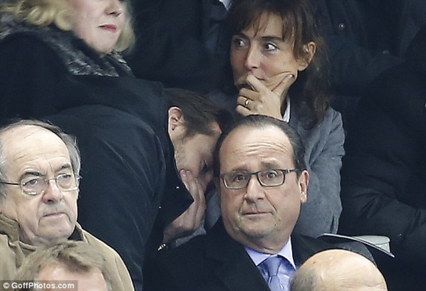 Exclusif Dakarposte!  Le film des moments où le Président Hollande est informé des attaques terroristes sur Paris