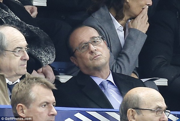 Exclusif Dakarposte!  Le film des moments où le Président Hollande est informé des attaques terroristes sur Paris